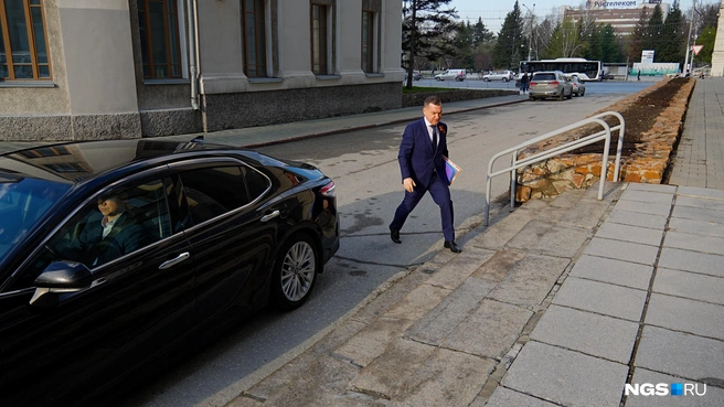 В 07:50 мэр приезжает на работу | Источник: Антон Дигаев / NGS.RU