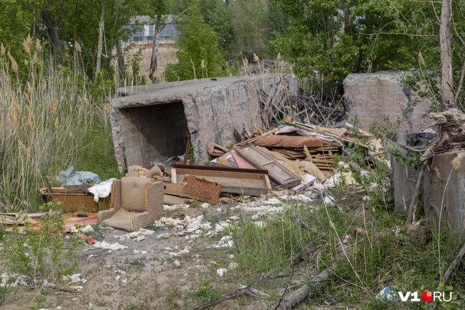 Вокруг пилонов лежат кучи разломанной на куски мебели | Источник: Константин Завриков / V1.RU