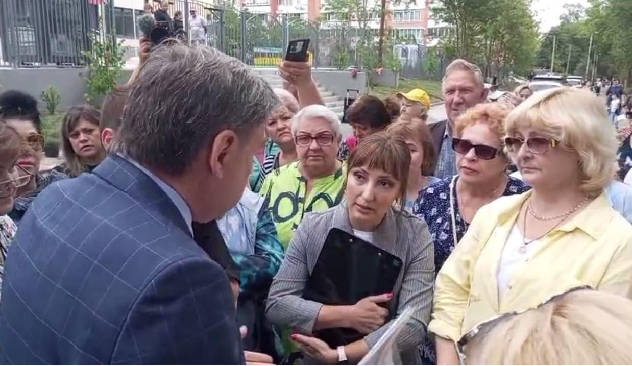 «Защита детей не в приоритете?»: ростовчане выступили против автодороги к жилому дому, идущей возле школы
