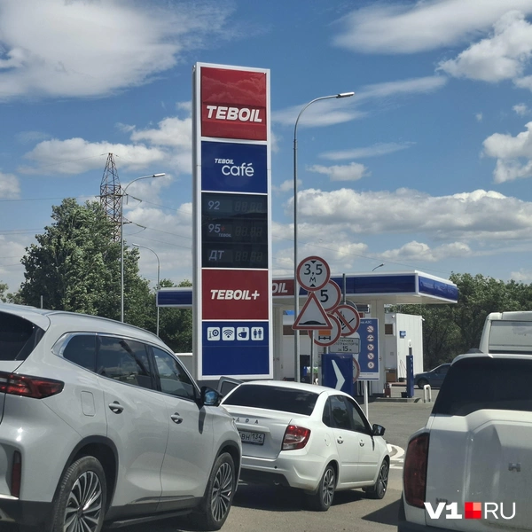 На этой заправке были все виды бензина и очередь к колонкам | Источник: Тимофей Крылов / V1.RU