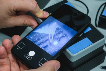 Специальным аппаратом проверяют подлинность драгоценных камней | Источник: Тимофей Калмаков