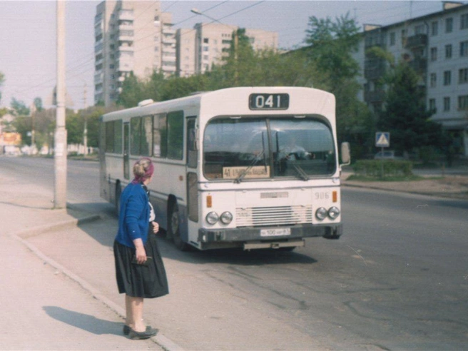Конец 1990-х годов: автобус Aabenraa M83 на остановке по улице Волкова. Маршрут соединял Центральный рынок и Северное кладбище. | Источник: Ростовский городской транспорт / Vk.com