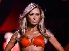 «Будто умирает, еле идет»: видео с Беллой Хадид на показе Victoria's Secret вызвало много негодований и опасений