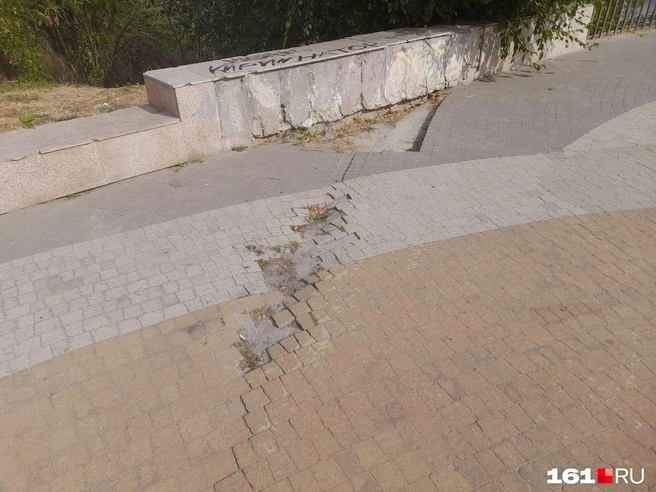 Плитка на смотровой площадке тоже не в лучшем состоянии | Источник: Ксения Сухоленко / 161.RU