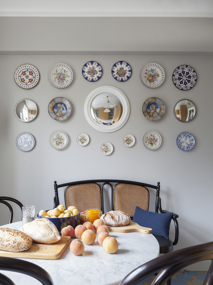 Картины с декоративными тарелками из фарфора и керамики. Картины на тарелках и медальонах.
