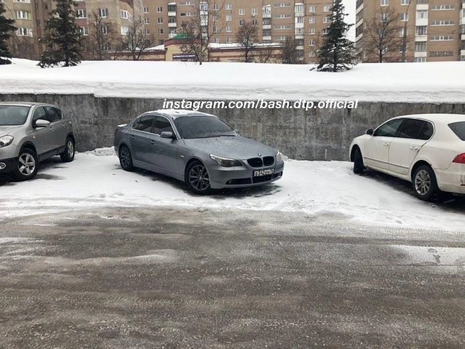 Сюда поместился бы еще один автомобиль, но данный водитель решил по-другому | Источник: Bash.dtp.official / instagram.com