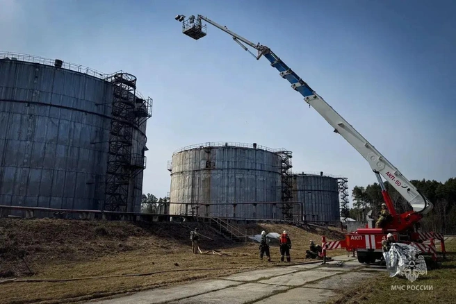 Пожарные тренировались устранить условное возгорание резервуара с нефтепродуктами&nbsp;— объемом 10&nbsp;000 м³ | Источник: МЧС Свердловской области