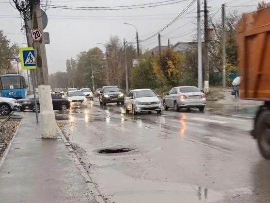 Провал расположен сразу за перекрёстком с Бурейской улицей | Источник: читатели V1.RU