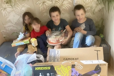Блогер передал подарки семье спасенной девочки