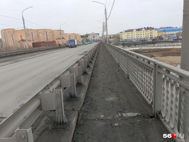 Пешеходная часть автомобильного моста — грязная, учитывайте это, если придете сюда | Источник: Владислав Митрошин / 56.RU