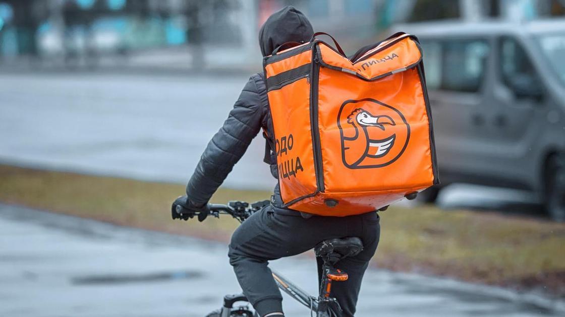 Курьера уволили за помощь собаке в мороз: скандал с &laquo;Додо Пиццей&raquo; обернулся бойкотом