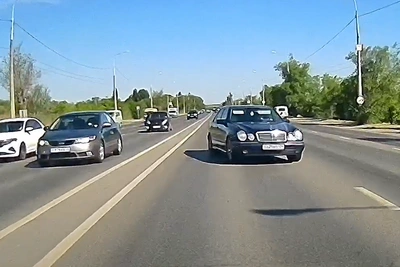 Опасные маневры лихача на Mercedes на юге Волгограда