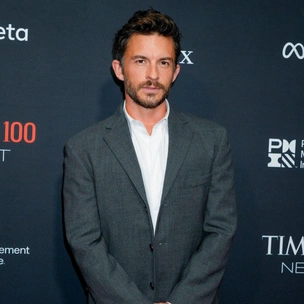 Джонатан Бейли: впервые в истории открытый гомосексуалист признан сексуальным мужчиной на планете