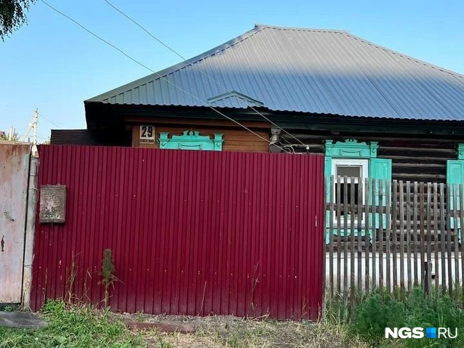 На Архитектурной, 29 наличники решили выкрасить в непривычный салатовый цвет | Источник: Настасья Медведева / NGS.RU