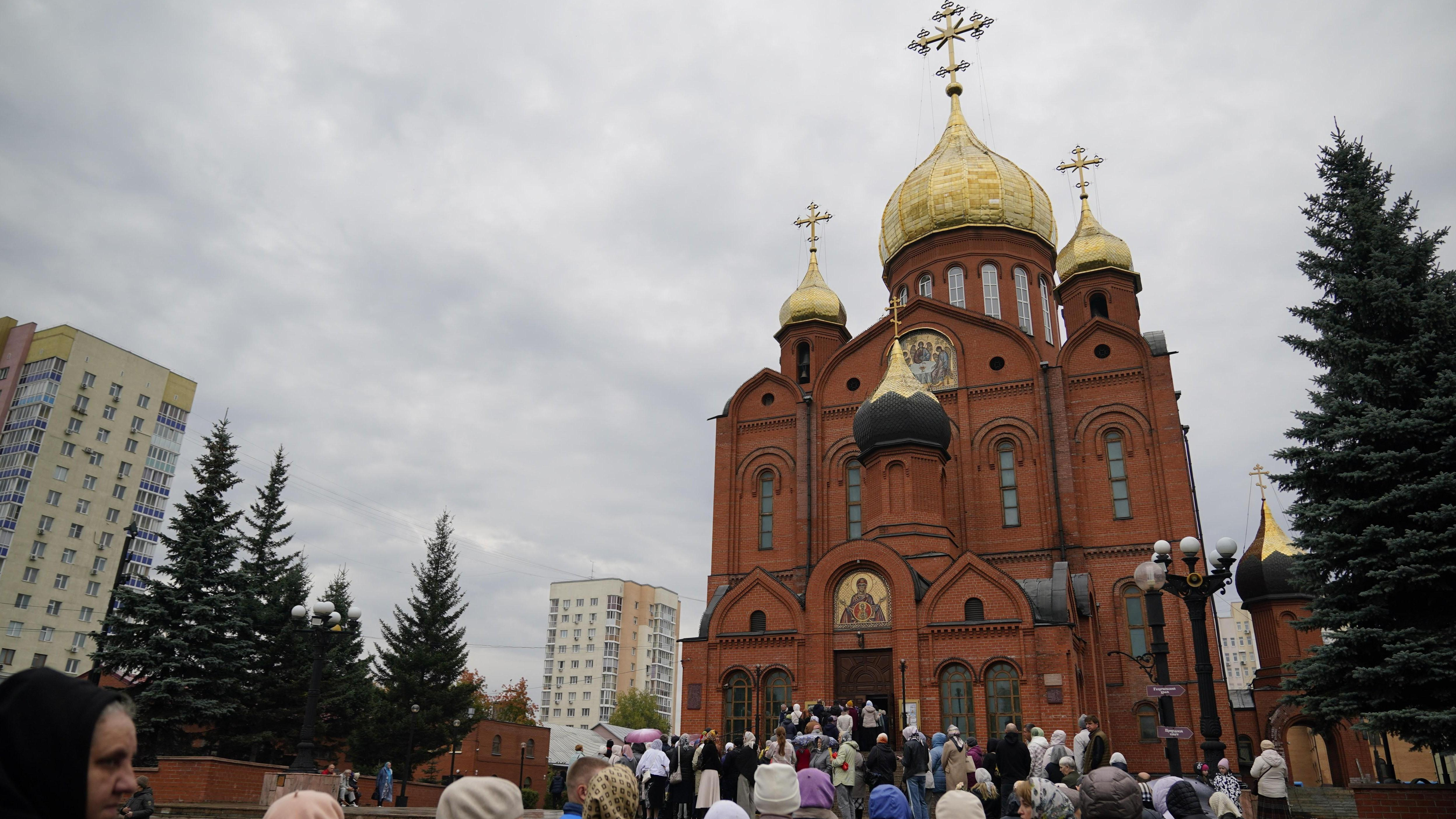 Перед собором в Кемерове скопилась гигантская очередь — зачем идут горожане 