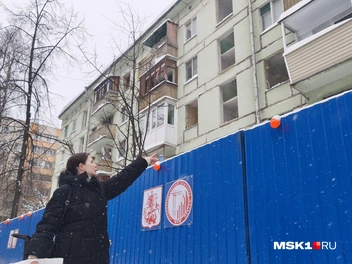Мария показывает на свою квартиру | Источник: Михаил Мечев / MSK1.RU