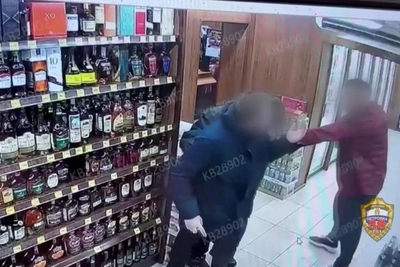 Сотрудник алкомаркета избил посетителя и прострелил ему бедро