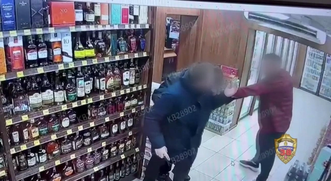 У мужчины случился конфликт с сотрудником, и он вернулся в магазин уже с братом | Источник: пресс-служба ГУ МВД по Москве