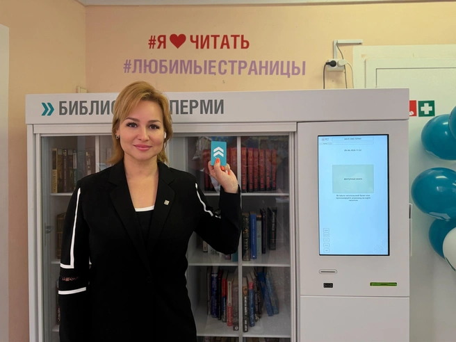 Бирюзовая карточка — это читательский билет, с помощью которого можно получать книги в этом постамате | Источник: Ирина Горбунова