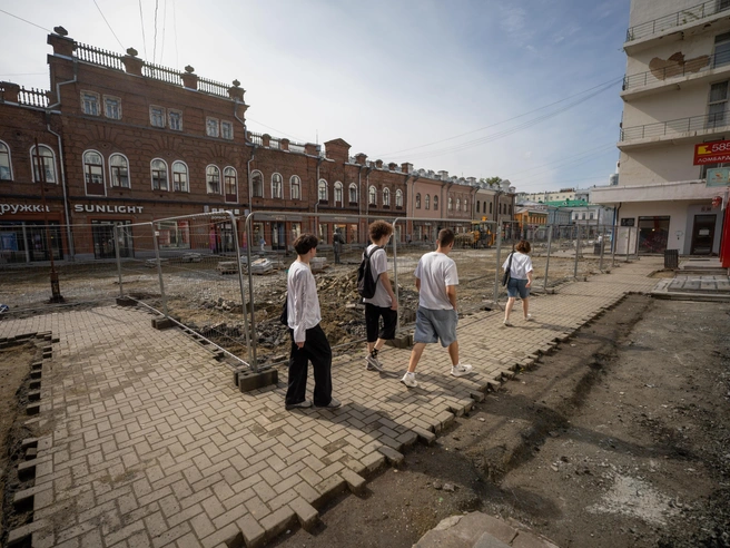 Приходится обходить закрытые участки улицы зигзагами | Источник: Кирилл Кушнов / E1.RU
