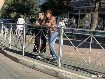 А кому-то хватало посмотреть на Крестный ход со стороны | Источник: Николай Сальников / 56.RU