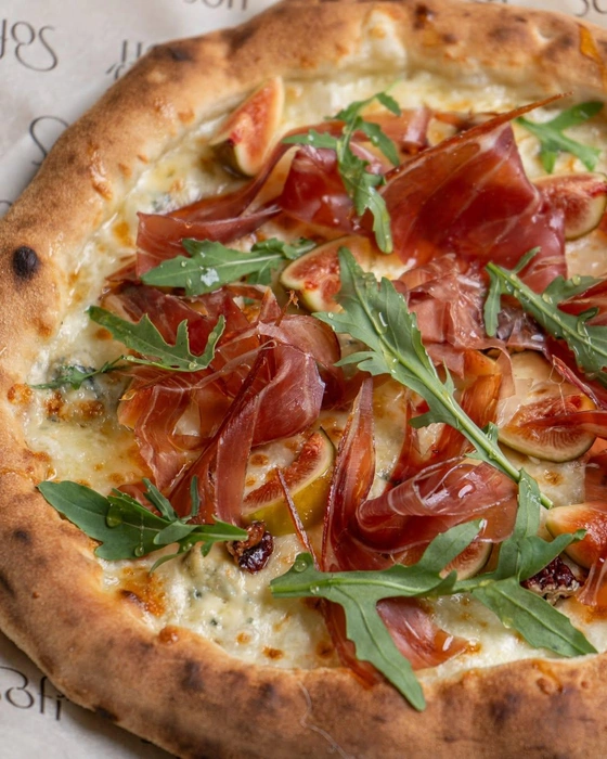 Пицца с хамоном | Источник: sofi.restoran / instagram.com (Meta — (экстремистская организация, деятельность запрещена на территории РФ)