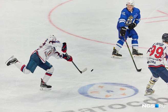 На лед вышли сборные МВД, ФСБ, МЧС, прокуратуры, ФСИН, Росгвардии, таможенной службы и других силовых ведомств | Источник: Александр Ощепков / NGS.RU