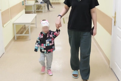 Девочка из Уфы, выброшенная отцом из окна, идет на поправку