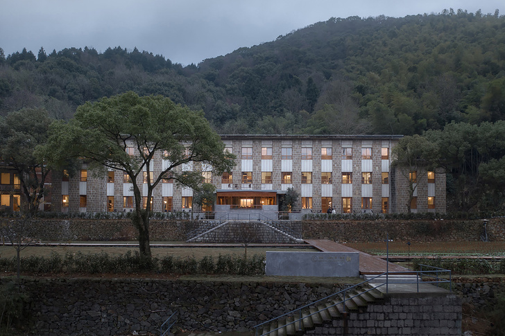 Отель в здании школы в Китае