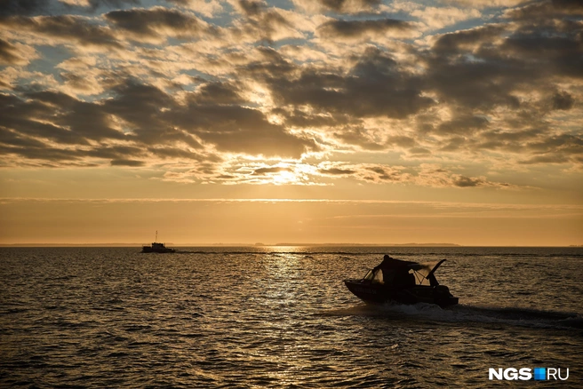 Сотрудники рыбоохраны патрулируют озеро на небольших юрких и скоростных лодках, а берег — пешком | Источник: Александр Ощепков / NGS.ru