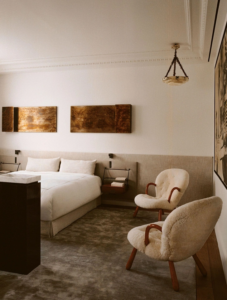 Алебастровый винтажный светильник. Кресла Philip Arctander 1950-х годов. Винтажные тумбочки, Silvio Cavatorta. | Источник: Матье Сальвен