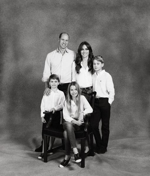 Принц Уильям и Кейт Миддлтон с повзрослевшими детьми предстали на рождественской открытке в джинсах и кедах