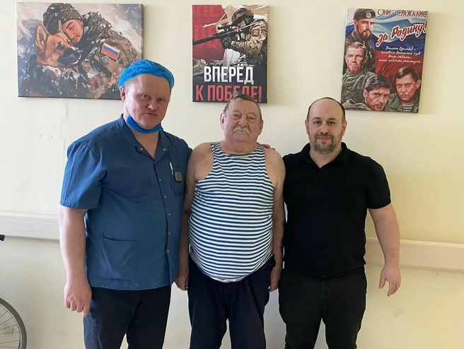 В середине фотографии пациент. Слева от него — зав. отделением малоинвазивной хирургии Тимур Рахмаев, а справа — врач Шамиль Ахмедов | Источник: БСМП / Вконтакте