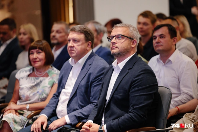 Тема конкуренции привлекла внимание исполнительного директора АО «КОНАР» Данилы Пыхова (на фото — второй справа). Именно эта компания подарила городу новый вантовый мост и победила в номинации «Бизнес года» в прошлом году | Источник: Илья Бархатов 