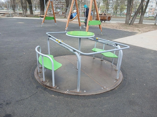 Карусель, установленная в парке «Очки» оказалась опасной. Правоохранители рассказали, что такую модель нельзя устанавливать на обычных детских площадках | Источник: Прокуратура Ярославской области / Telegram