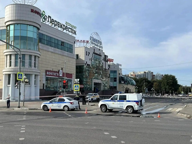 Ранном утром дорогу у торгового центра перекрыли для машин и автобусов | Источник: Глава Коломны Александр Гречищев / T.me