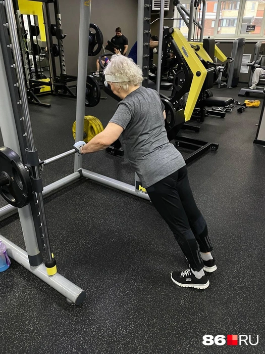 Наталья выполняет все упражнения, которые ей дает тренер | Источник: Анастасия Шевякова / 86.RU