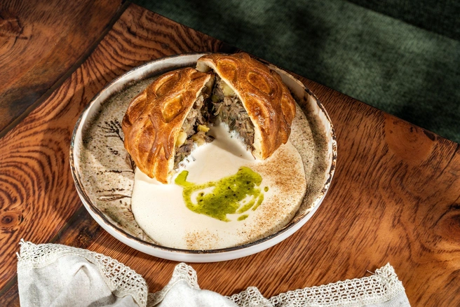 Каждое блюдо — повод остановиться и почувствовать вкус Сибири во всей его полноте | Источник: «Печь и Соль»