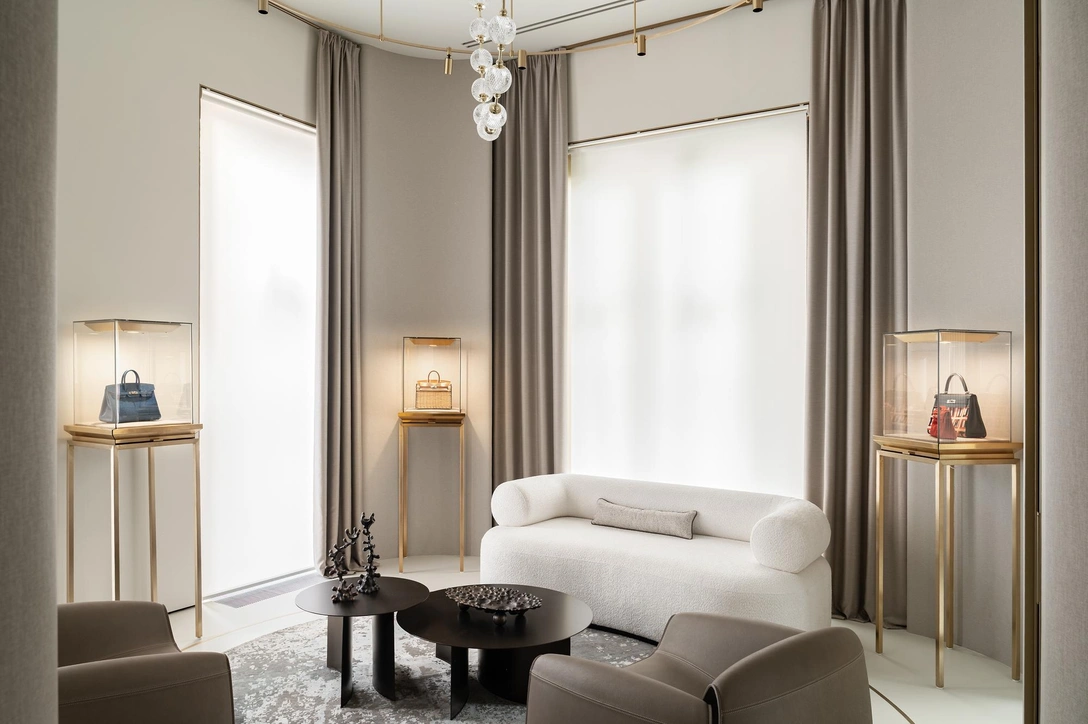 Кресло, Poliform. Журнальный столик, Flou и Cattelan Italia. Подвесной свет, Odeon Light. Диван и витрины изготовлены на заказ по эскизам студии. Тканевые стеновые панели, WallDream. Ковер, KulturaKovrov. Освещение, «Центрсвет». Латунный декор, галерея ArtVivo | Источник: Катя Гейц; декоратор: Мария Маркус