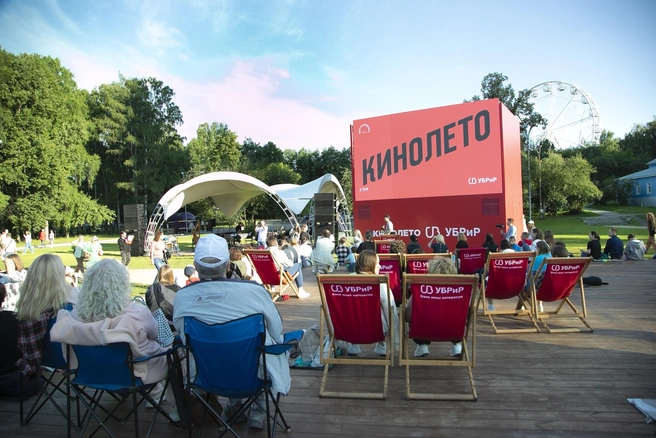 Смотреть фильмы удобно из любой точки: звук хороший, а изображение остается четким, несмотря на яркое солнце | Источник: Юлия Ефимова