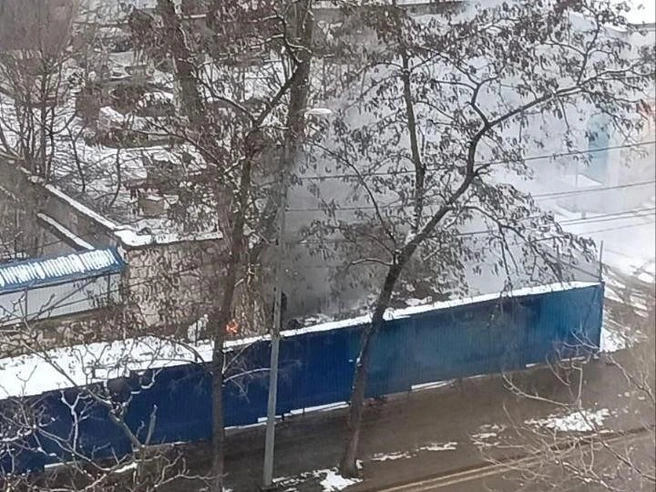 Неизвестные лица разводят костёр на территории заброшенной строительной площадки. | Источник: читатель 161.RU