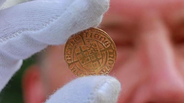 «Всё закончилось плохо»: в Германии нашли 4 монеты, спешно спрятанные во время штурма монастыря
