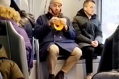 Бородатый пермяк вяжет в автобусе и не стыдится