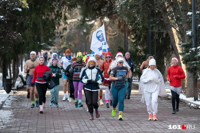 Новые спортсмены постоянно присоединялись к колоне | Источник: Евгений Вдовин / 161.RU
