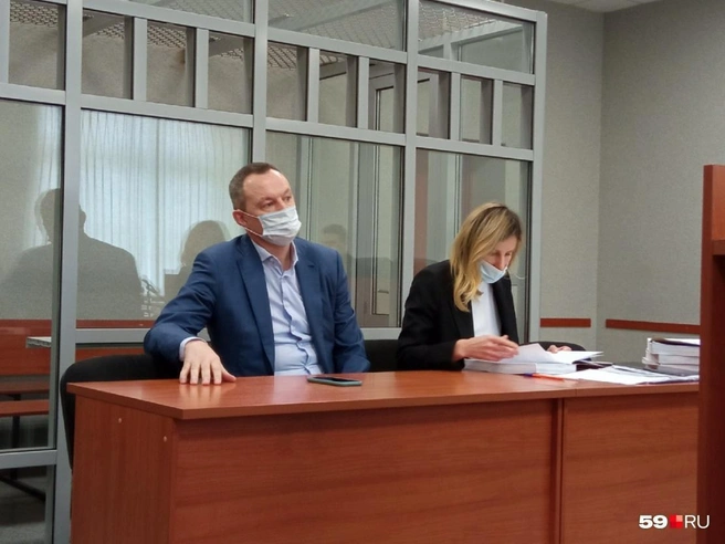 Алексей Бурнашов с адвокатом перед судебным приговором | Источник: Вероника Свизева / 59.RU 