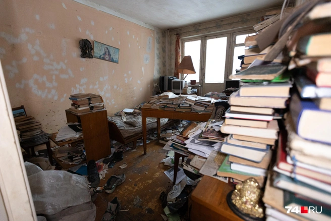 В квартире много книг и грязи | Источник: Игорь Титов