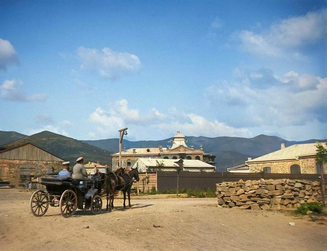 «Клуб французской колонии в Новороссийском порту», 1898 год. Часть города, которая называлась «Французской колонией» связана с французским акционерным нефтепромышленным обществом и была образована в конце XIX века | Источник: BspChannel