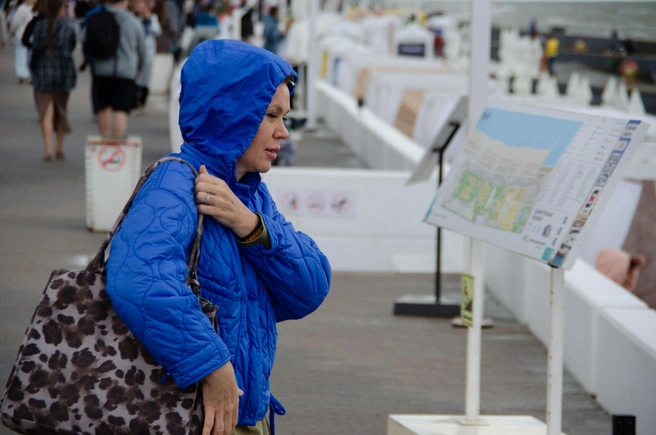 На берегу дует холодный ветер, люди натягивают капюшоны | Источник: Оксана Витязь / SOCHI1.RU