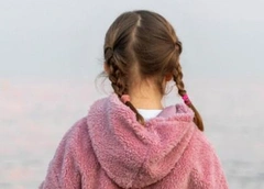 В Казани у матери изъяли 6-летнюю дочь-маугли: женщина устроила дома свалку и таскала за волосы работников опеки