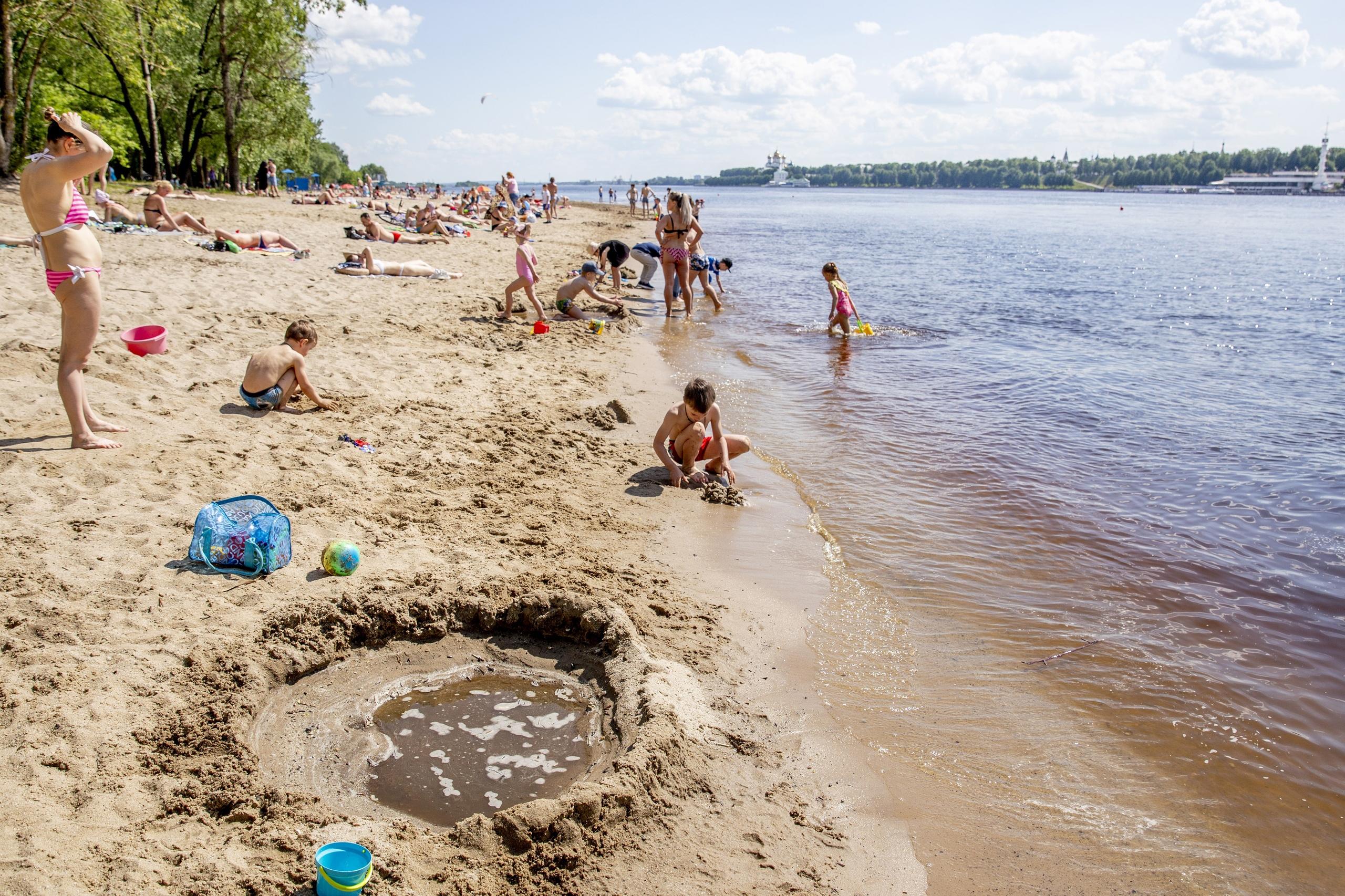 Где можно купаться в ярославле летом. Волга пляж. Городской пляж Ярославль. Центральный пляж Ярославль. Ярославль пляжи для купания.